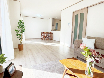 ���r���O�@�����̒��S�ƂȂ�LDK�́A�L�X19.87�� ���m�ہI��^�\�t�@��_�C�j���O�e�[�u����u���Ă��]�T������A�Ƒ��݂�Ȃ��������Ɖ߂����܂��B