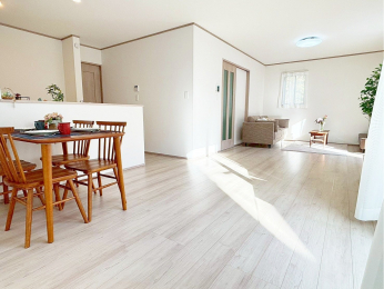 ���r���O�@�z������ǍD�̂��ߑ傫�ȑ����疾�邢�z�����������݁A�����͓d�C�����Ȃ��Ă����邢�S�n�悢��Ԃł��B