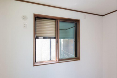 ���f���n�E�X�ʐ^�@�h�ƁE�h�Б΍�����������
1�K���ɂ̓V���b�^�[�A�ʊi�q�A�h�ƃK���X�̂����ꂩ���̗p�B���Ƒ��̈��S������������܂��B�h�Ɛ�����I�󂩂��h�~�@�\�t���N���Z���g�ƃ����^�b�`���T�u���b�N���t���Ă��܂��B